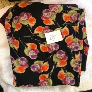 One pair of LuLaRoe leggings, size tall and curvy, balloons